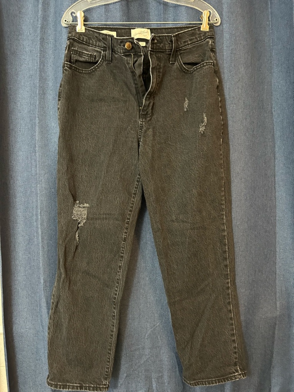 Universal Thread Women’s Black Straight-Leg Jeans with Light Distressing